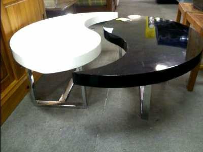 Table basse avec 2 poufs inclus en MDF recouverte de simili noir surpiqûres