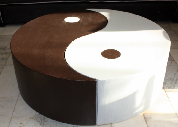 Table basse avec 2 poufs inclus en MDF recouverte de simili noir surpiqûres