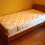 lit une personne en bois