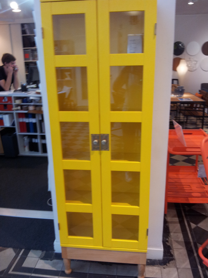 Un vaisselier peint en bleu et jaune  Marie Claire Idées