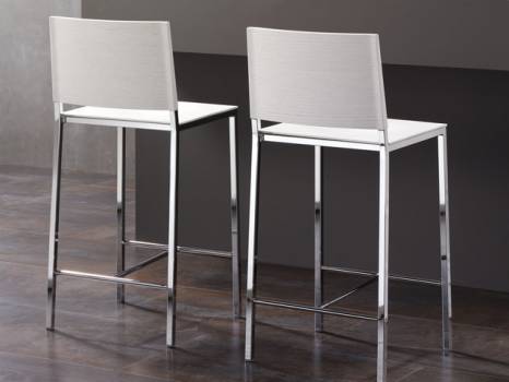 Tables, chaises design et tabourets de bar, canapés cuir (cuisine, salle