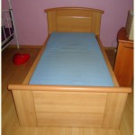 lit une personne bois