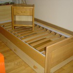 lit une personne bois