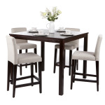 table de bar et chaises hautes