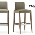 table de bar et chaises hautes