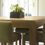 table de bar et chaises hautes