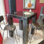 table de bar et chaises hautes