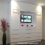 armoire de rangement dans une chambre