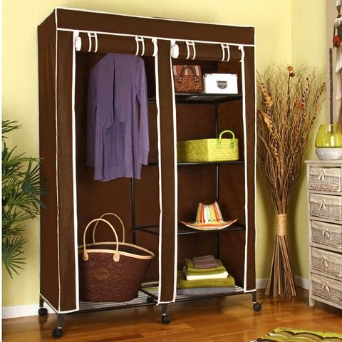 armoire de rangement dans une chambre