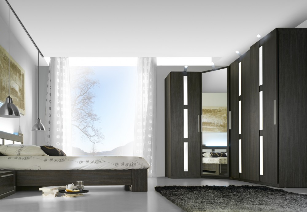 armoire de rangement dans une chambre