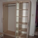 armoire de rangement dans une chambre