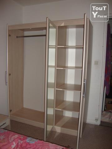 armoire de rangement dans une chambre