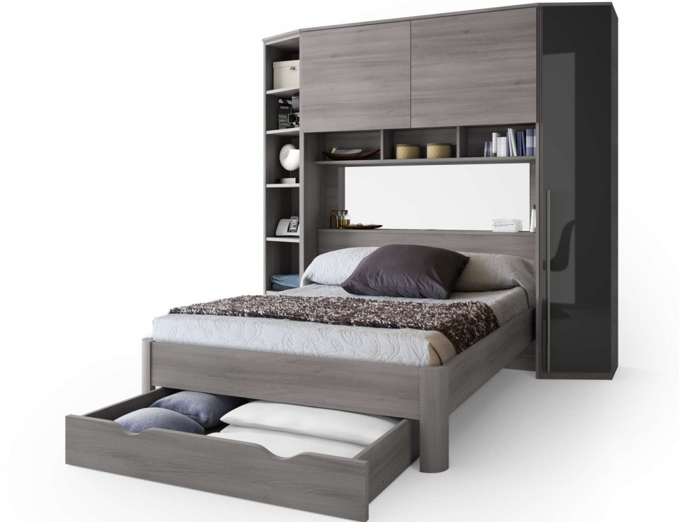 armoire de rangement dans une chambre