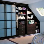 armoire de rangement dans une chambre