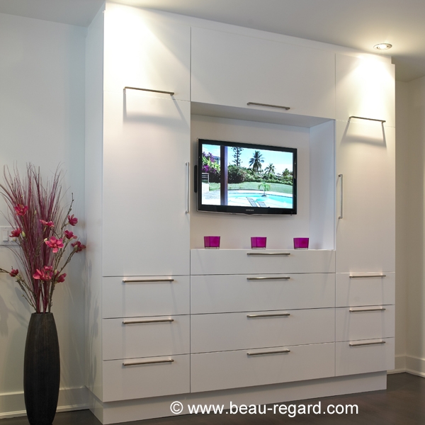 armoire de rangement dans une chambre