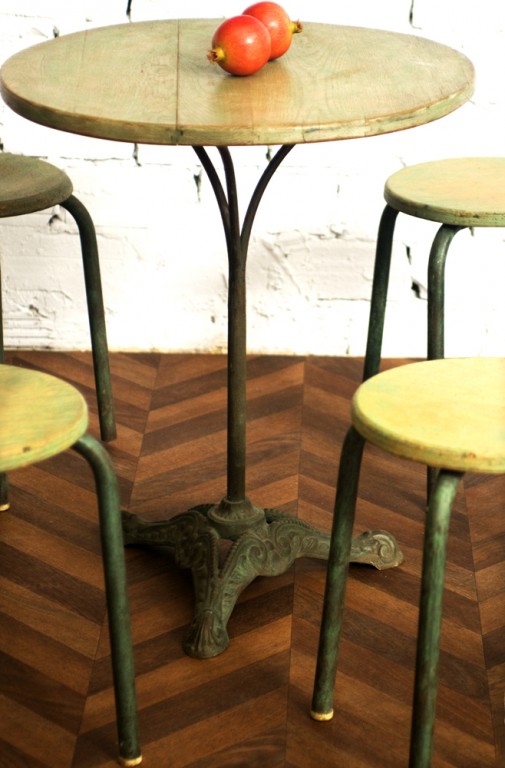tabouret et table bistro